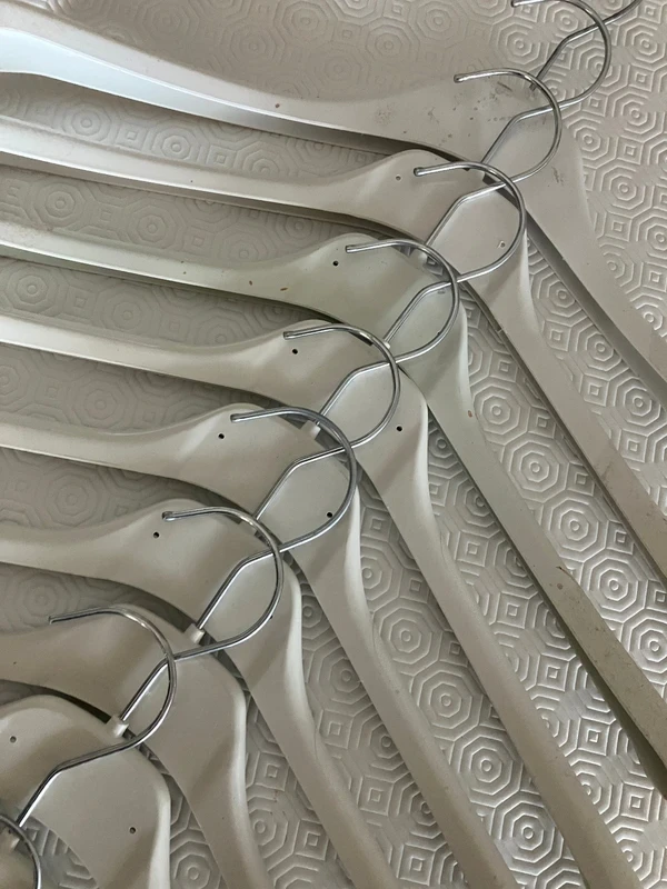 Set van 10 witte harde plastic kleerhangers – photo 2